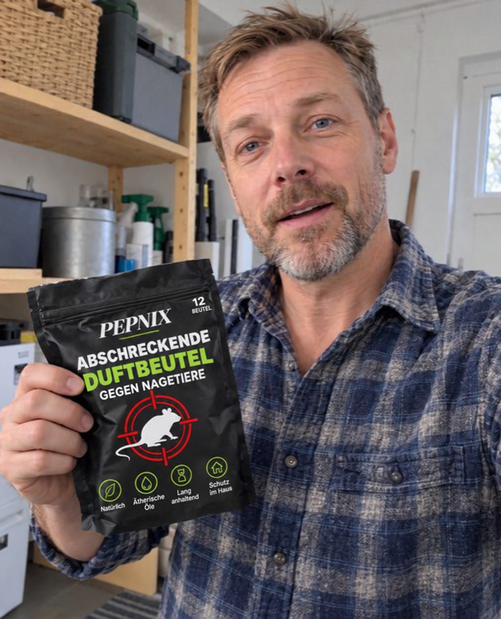 Henrik Oberg mit Pepnix-Duftbeuteln